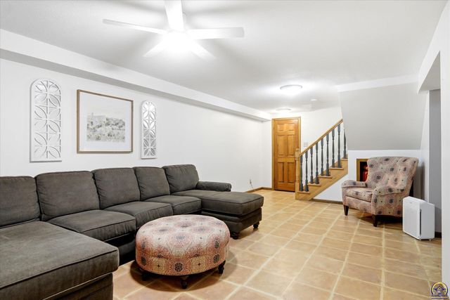 5415 SW Lincolnshire CIR, Topeka, KS 66610