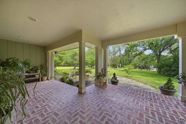 5415 SW Lincolnshire CIR, Topeka, KS 66610