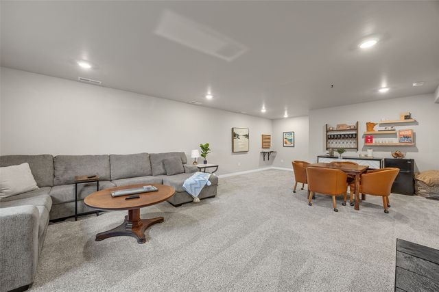 790 Oak Terrace Avenue, North Liberty, IA 52317