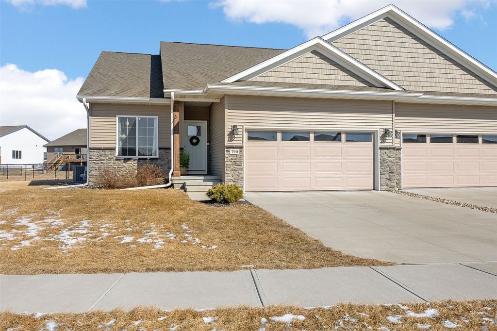 790 Oak Terrace Avenue, North Liberty, IA 52317