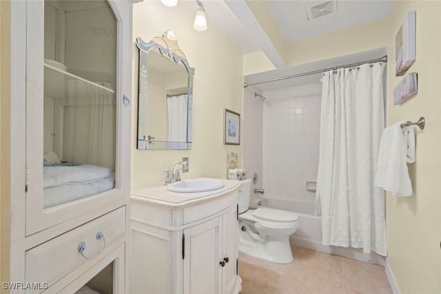 780 Waterford DR 302, Naples, FL 34113