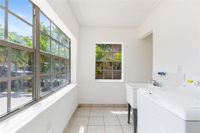 15 SW 6th St, Dania Beach, FL 33004