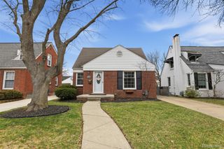 1906 Oxford Road, Grosse Pointe Woods, MI 48236