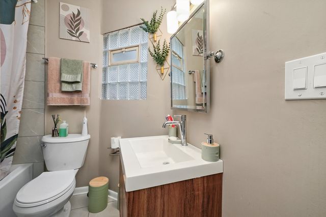 2345 W Grenshaw Street, Chicago, IL 60612