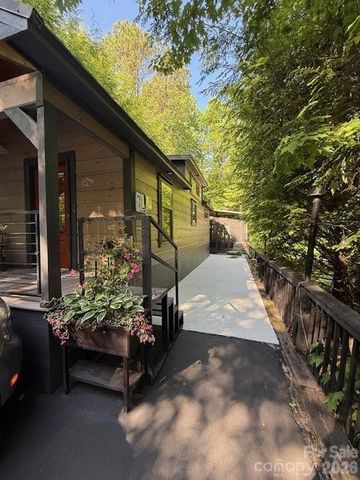 26 S Cumberland Drive, Lake Toxaway, NC 28747