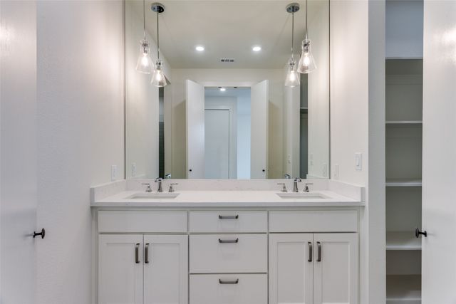 341 College Avenue, Fort Worth, TX 76104