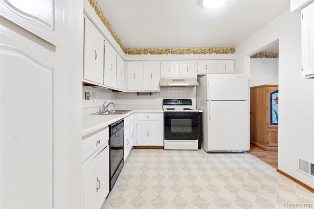 4655 Leisure Lane 48, Trenton, MI 48183