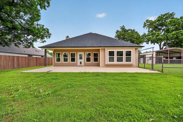 1004 E Main Street, Tioga, TX 76271