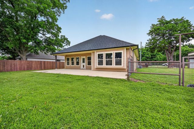 1004 E Main Street, Tioga, TX 76271
