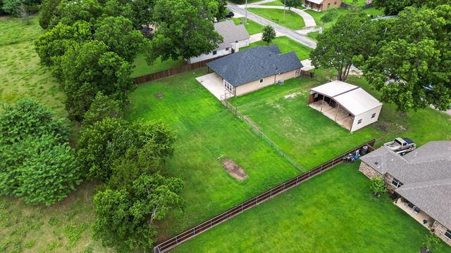 1004 E Main Street, Tioga, TX 76271