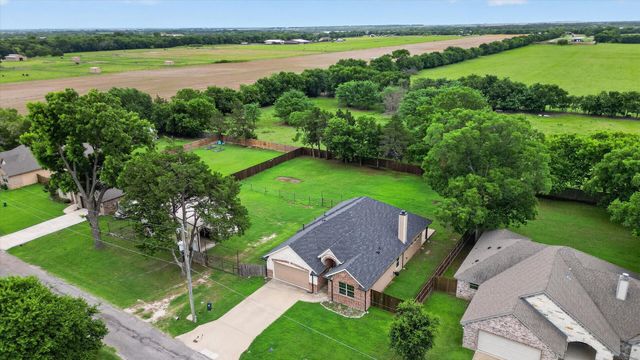 1004 E Main Street, Tioga, TX 76271