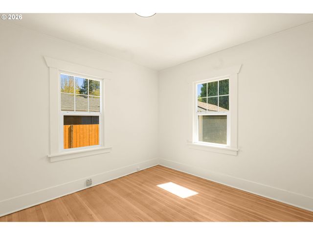 2122 Se ELLIS St, Portland, OR 97202