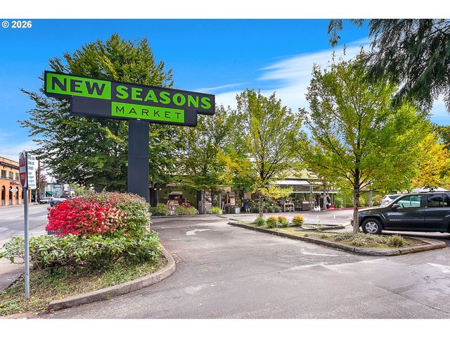 2122 Se ELLIS St, Portland, OR 97202