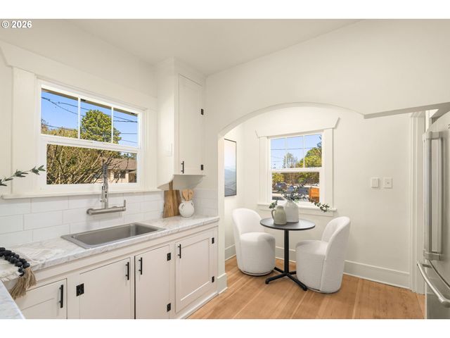 2122 Se ELLIS St, Portland, OR 97202