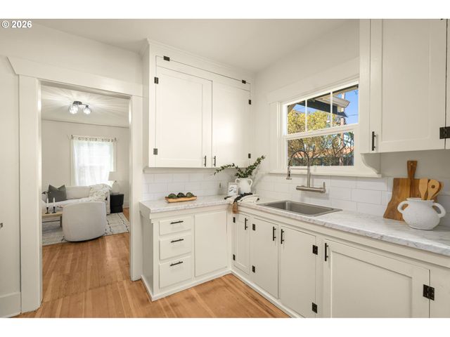 2122 Se ELLIS St, Portland, OR 97202