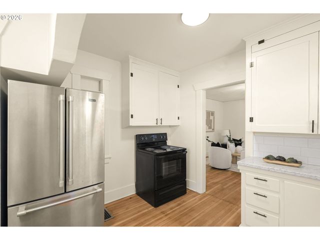 2122 Se ELLIS St, Portland, OR 97202