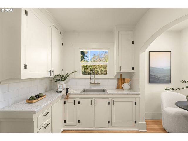 2122 Se ELLIS St, Portland, OR 97202