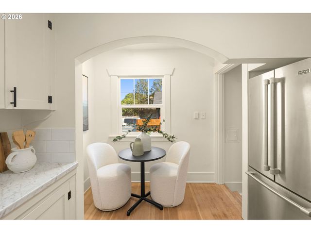 2122 Se ELLIS St, Portland, OR 97202