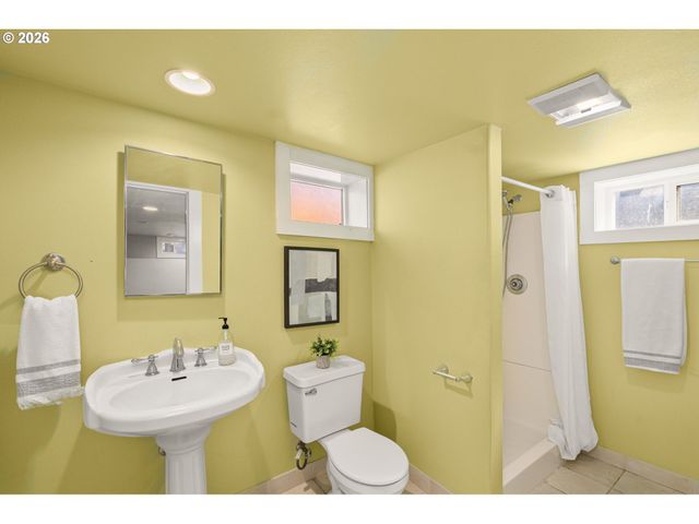 2122 Se ELLIS St, Portland, OR 97202