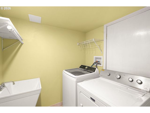 2122 Se ELLIS St, Portland, OR 97202