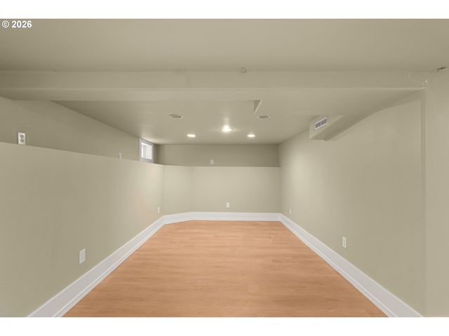 2122 Se ELLIS St, Portland, OR 97202