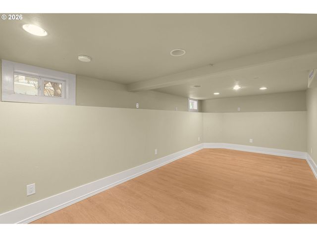 2122 Se ELLIS St, Portland, OR 97202