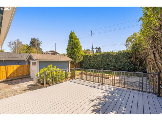 2122 Se ELLIS St, Portland, OR 97202