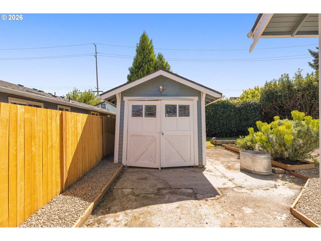 2122 Se ELLIS St, Portland, OR 97202