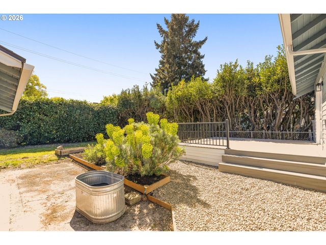 2122 Se ELLIS St, Portland, OR 97202