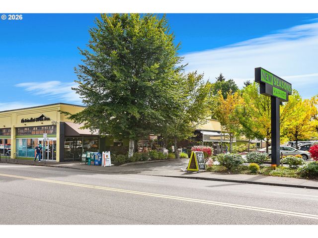 2122 Se ELLIS St, Portland, OR 97202