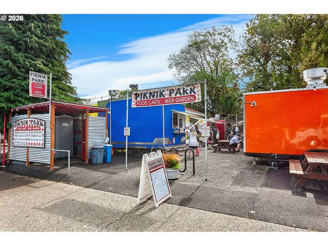 2122 Se ELLIS St, Portland, OR 97202