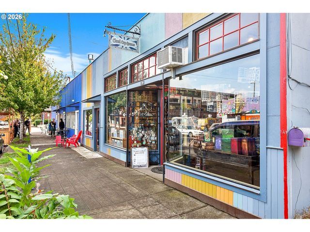 2122 Se ELLIS St, Portland, OR 97202