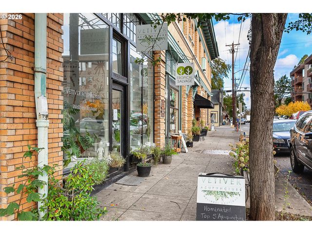 2122 Se ELLIS St, Portland, OR 97202