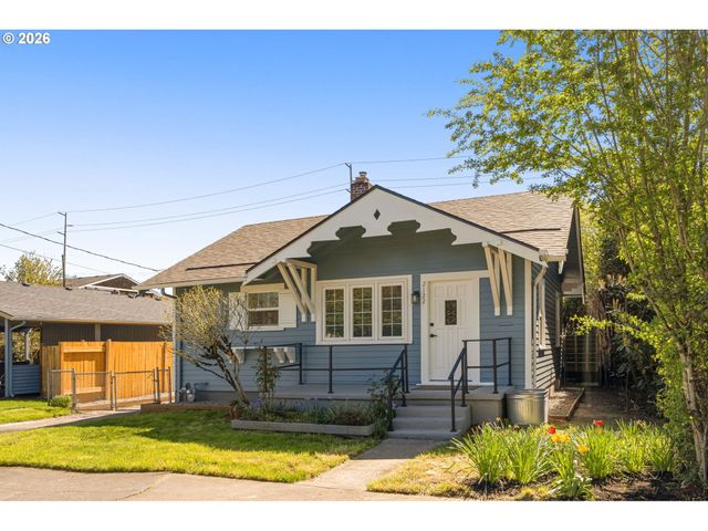 2122 Se ELLIS St, Portland, OR 97202