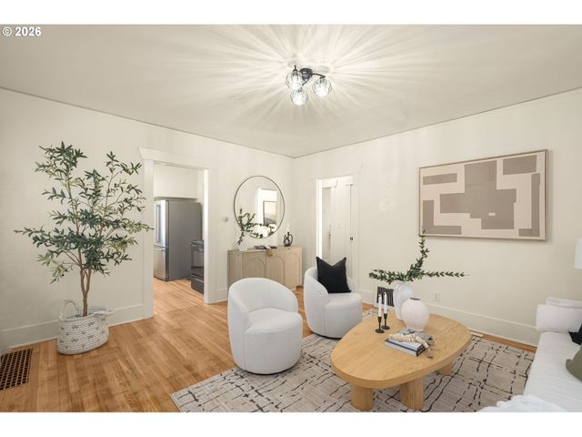 2122 Se ELLIS St, Portland, OR 97202