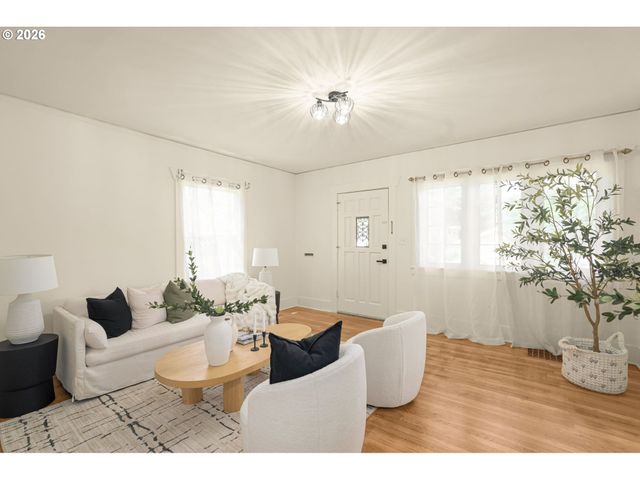 2122 Se ELLIS St, Portland, OR 97202