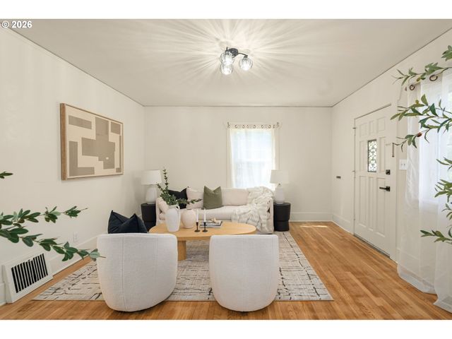 2122 Se ELLIS St, Portland, OR 97202