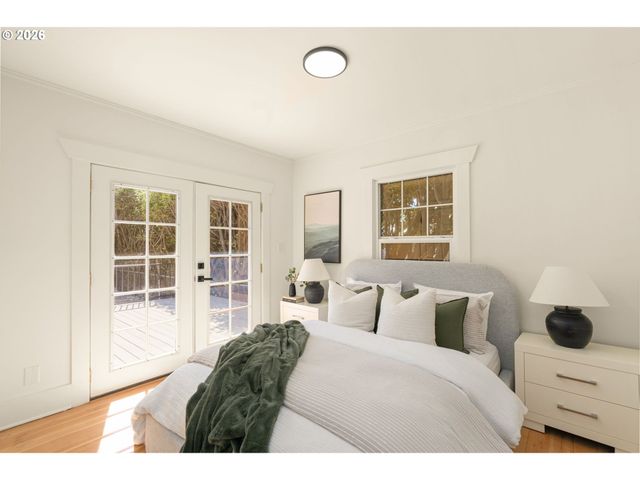 2122 Se ELLIS St, Portland, OR 97202