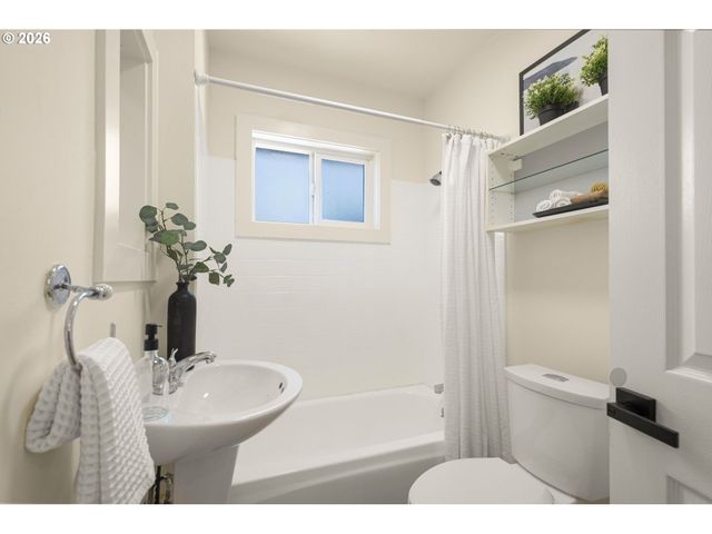 2122 Se ELLIS St, Portland, OR 97202