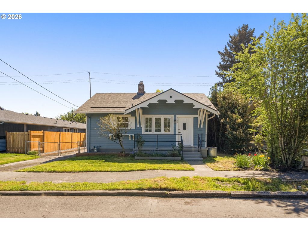 2122 Se ELLIS St, Portland, OR 97202