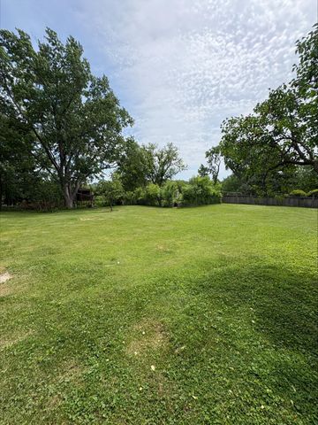 1824 Alta Vista Drive, Roseville, MN 55113
