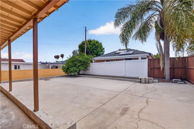 1899 Gladys Avenue, Signal Hill, CA 90755