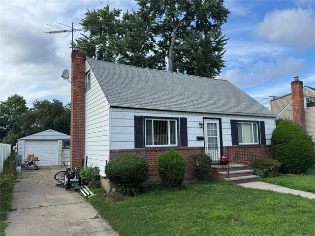 3 Rhodes Lane, Hicksville, NY 11801