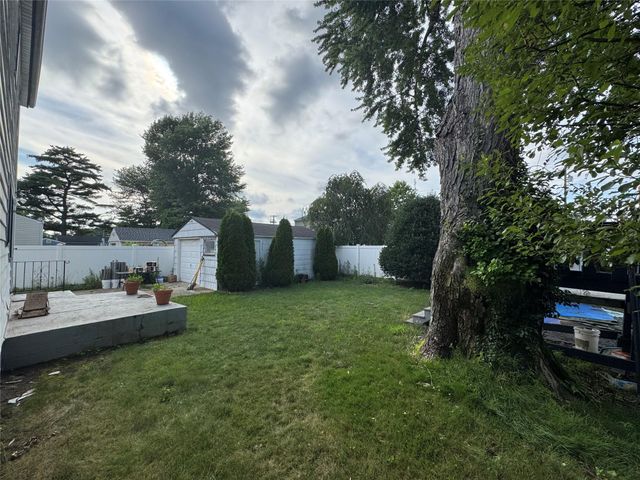 3 Rhodes Lane, Hicksville, NY 11801