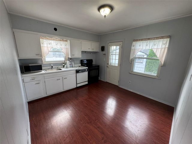 3 Rhodes Lane, Hicksville, NY 11801