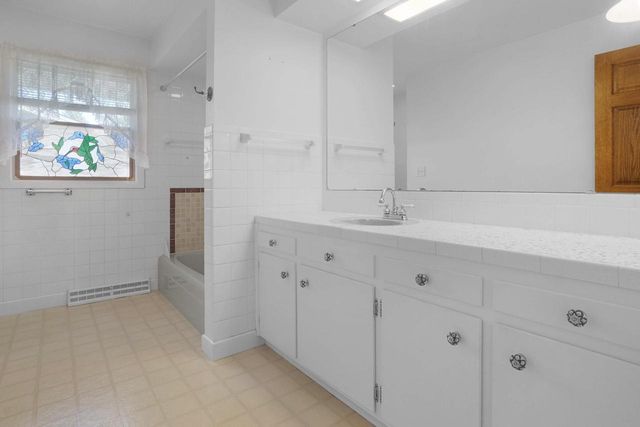 229 Bittersweet DRIVE, West Bend, WI 53095