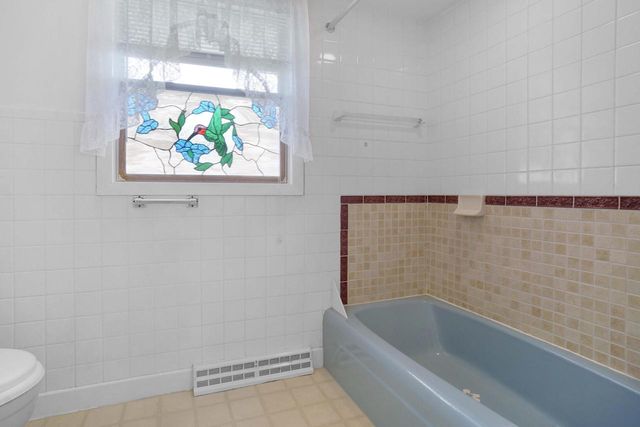 229 Bittersweet DRIVE, West Bend, WI 53095
