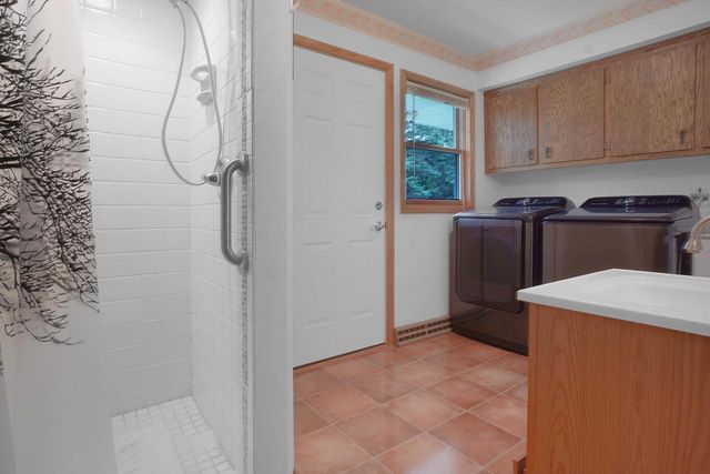 229 Bittersweet DRIVE, West Bend, WI 53095