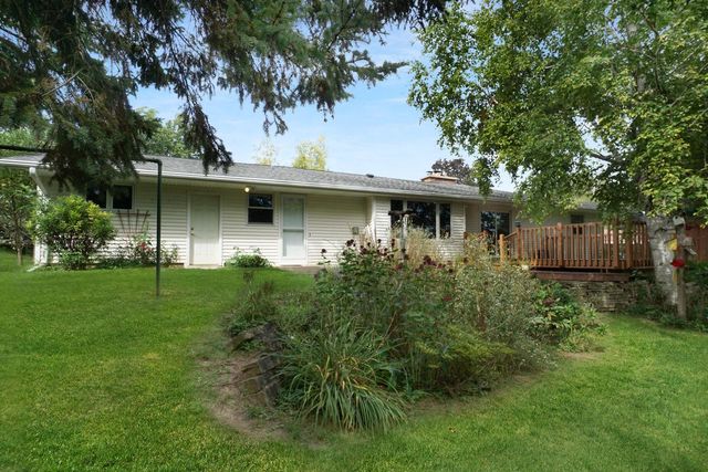 229 Bittersweet DRIVE, West Bend, WI 53095