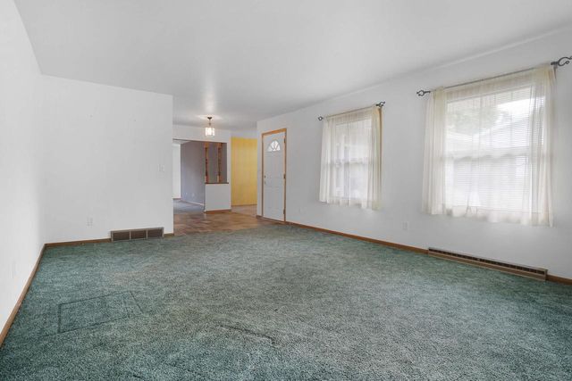 229 Bittersweet DRIVE, West Bend, WI 53095